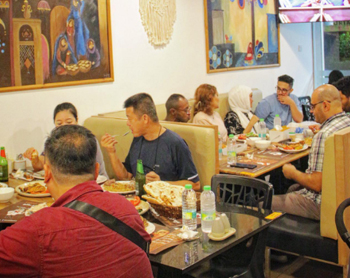 داخل المطعم